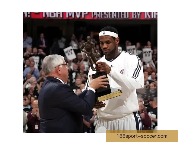 詹姆斯缔造两大历史第一 亚历山大成为近40年首位新纪录保持者